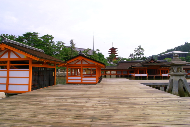 厳島神社・右門客神社・右楽房と客神社