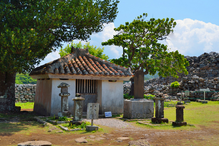 今帰城跡・火の神の祠