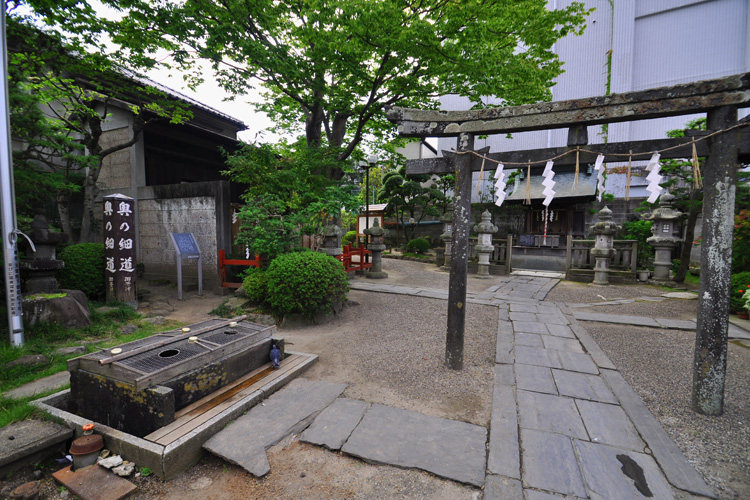 御釜神社