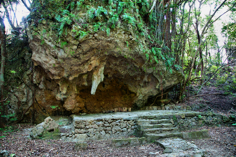 斎場御嶽・寄満(ゆいんち)