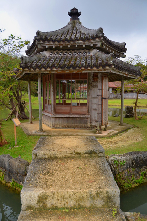 識名園・六角堂