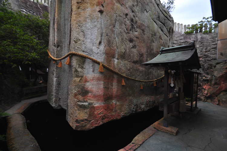 生石神社・石の宝殿