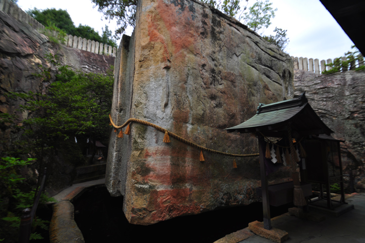 生石神社・石の宝殿