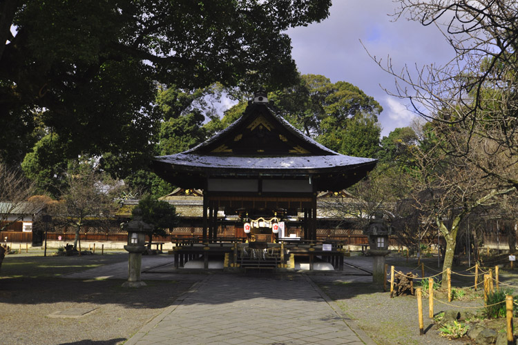 平野神社拝殿から本殿方向