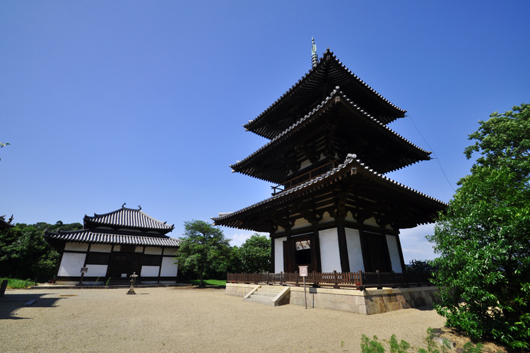 法起寺・右ー三重塔、左ー講堂