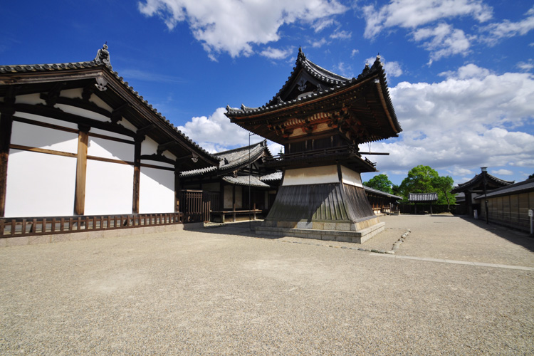 法隆寺・東院鐘楼と伝法堂