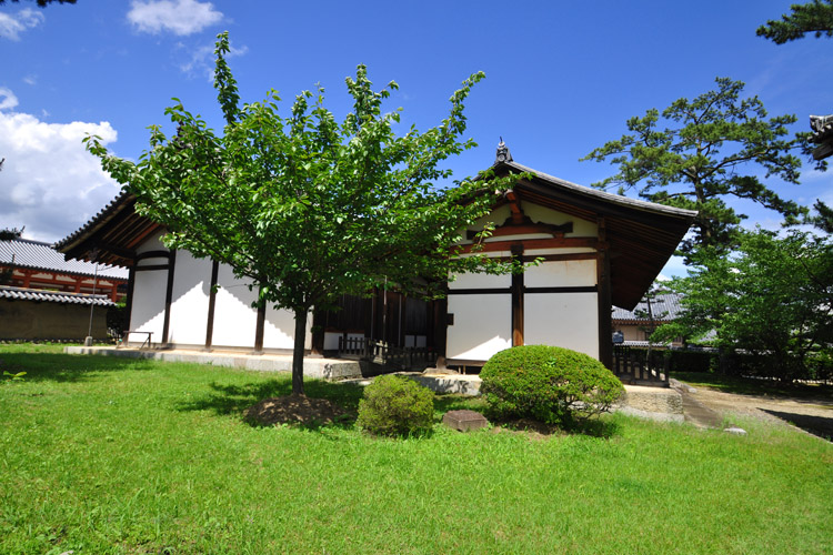 法隆寺・左ー食堂、右ー細殿