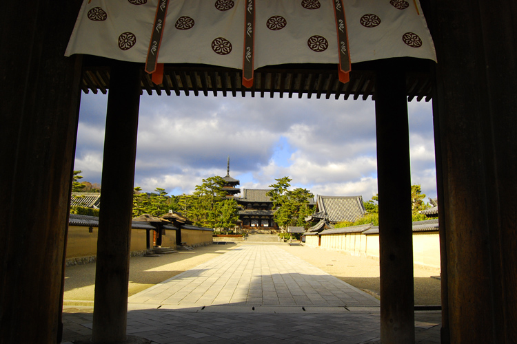 法隆寺・南大門から