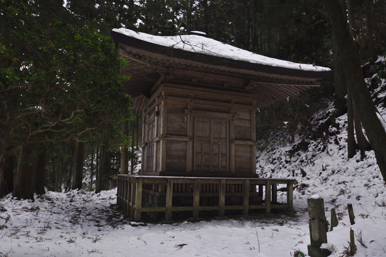 金峯神社・義経隠れ塔