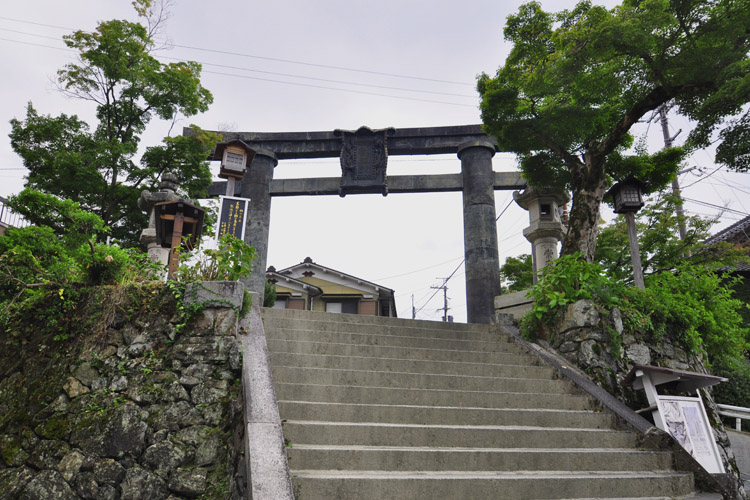 修験道への入り口・銅鳥居