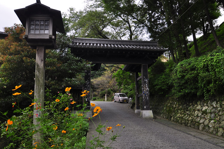 金峯山寺の総門・黒門