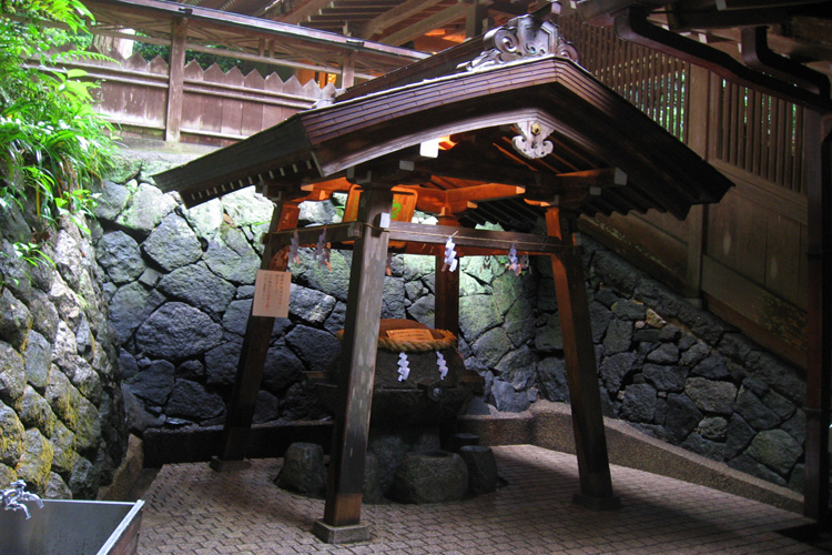 狭井神社、薬井戸（くすりいど）