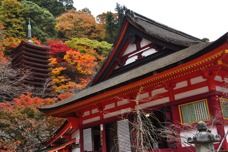 談山神社・神廟拝所と十三重塔・