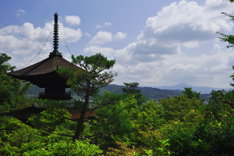 常寂光寺・多宝塔から比叡山方面