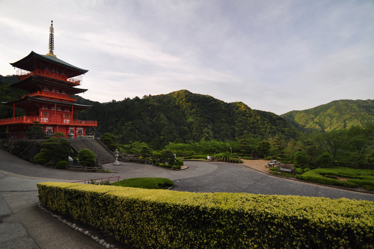 青岸渡寺三重塔と那智原始林の山