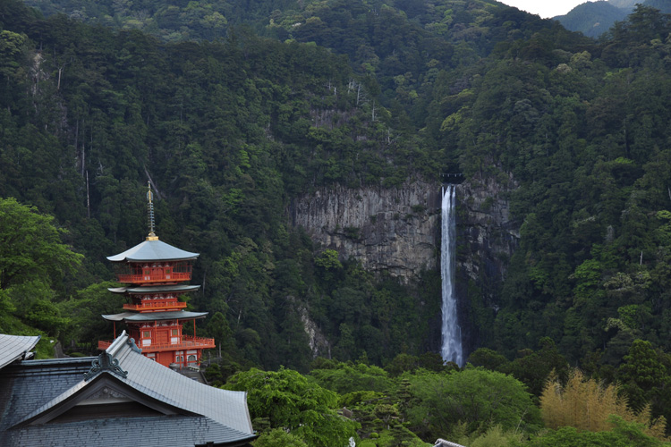 青岸渡寺・三重塔と那智大滝