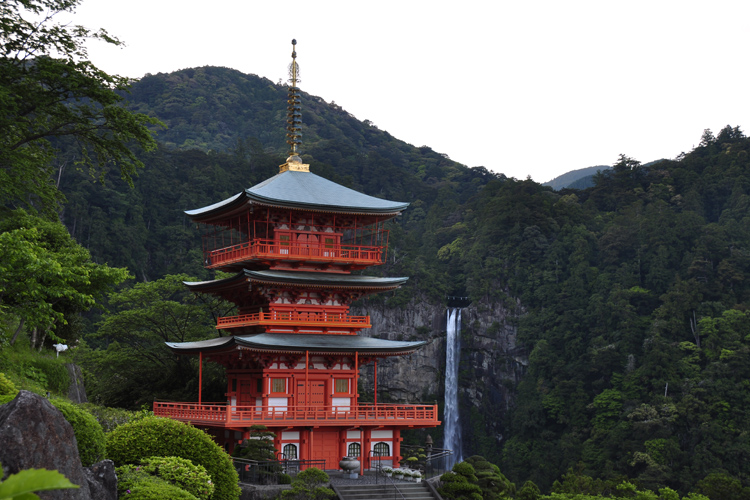 青岸渡寺・三重塔と那智大滝