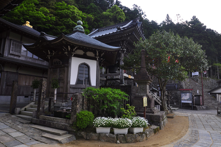 中辺路・青岸渡寺境内