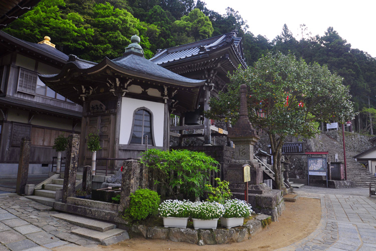 青岸渡寺・宝篋印塔